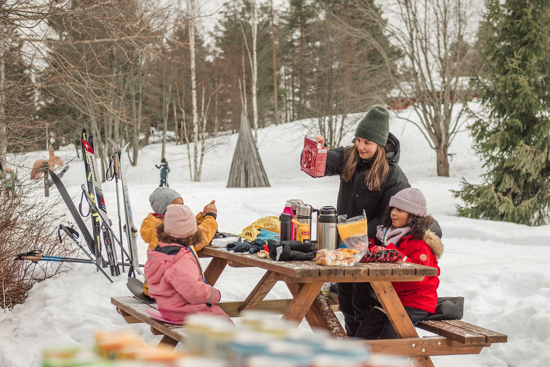 Familj som fikar på vintrigt Norra Berget. Foto: Norra Berget.