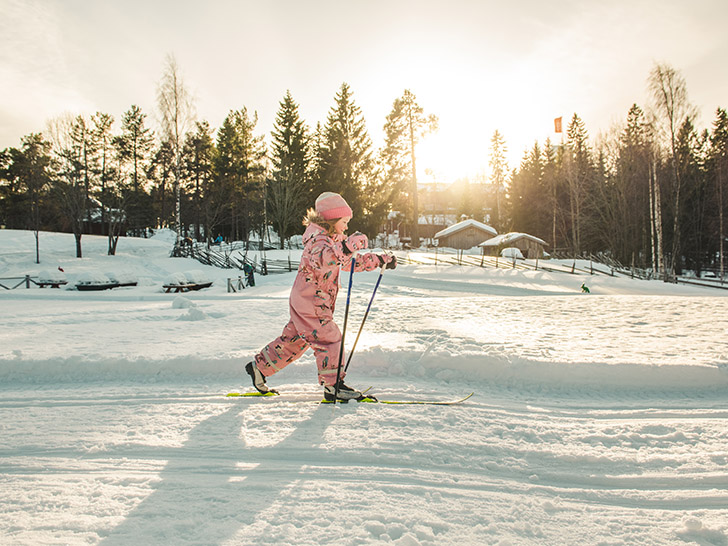 Barn som åker skidor i solsken. Foto: Norra Berget.